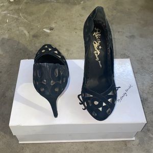 Alice & Olivia Black and Gold Heels Size 7